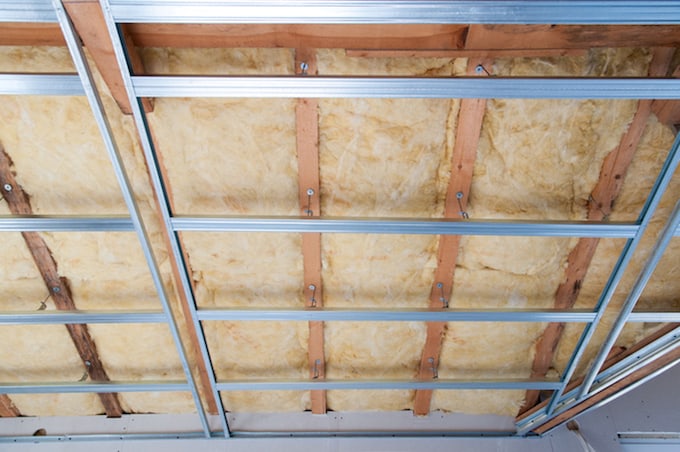 Geluidsisolatie in plafond van plat dak